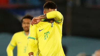 Así vivió Neymar el medio tiempo ante Uruguay, donde sufrió una lesión que tiene muy preocupado al Al-Hilal y a Brasil. 