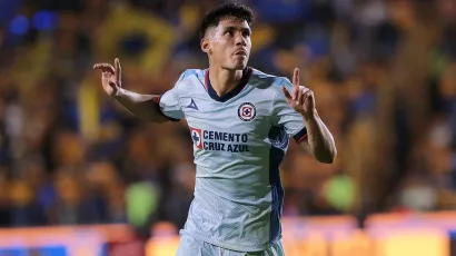 Aantuna celebró de varias maneras su golazo de volea, la cual prendió en el área tras un centro elevado de Carlos Rotondi. 