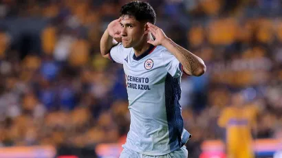 Un golazo de volea pasando los 45 minutos puso en ventaja a Cruz Azul sobre Tigres