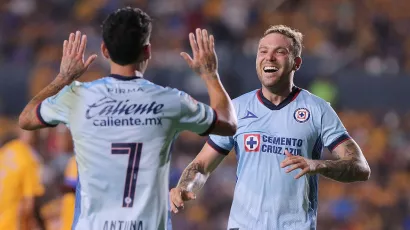 Aantuna celebró de varias maneras su golazo de volea, la cual prendió en el área tras un centro elevado de Carlos Rotondi. 