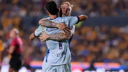 Aantuna celebró de varias maneras su golazo de volea, la cual prendió en el área tras un centro elevado de Carlos Rotondi. 