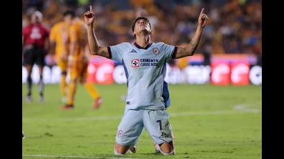 Aantuna celebró de varias maneras su golazo de volea, la cual prendió en el área tras un centro elevado de Carlos Rotondi. 