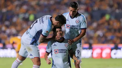 Aantuna celebró de varias maneras su golazo de volea, la cual prendió en el área tras un centro elevado de Carlos Rotondi. 