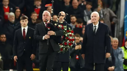 Erik ten Hag colocó un arreglo floral en memoria del mítico futbolista del United