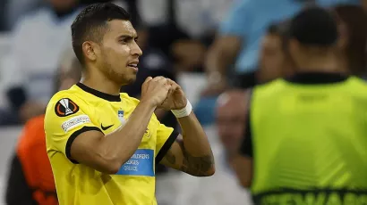 Insólito, pero inútil gol de Orbelín Pineda con el AEK Atenas