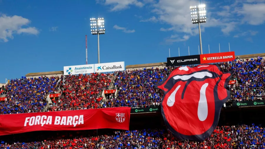 El tifo con la tradicional lengua de los Rolling Stones fue protagonista en Montjuic