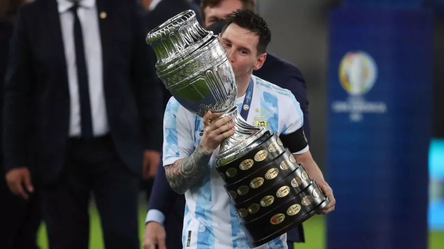 2021: Su primer gran triunfo con la Selección Argentina: la Copa América, en la que derrotaron a Brasil.