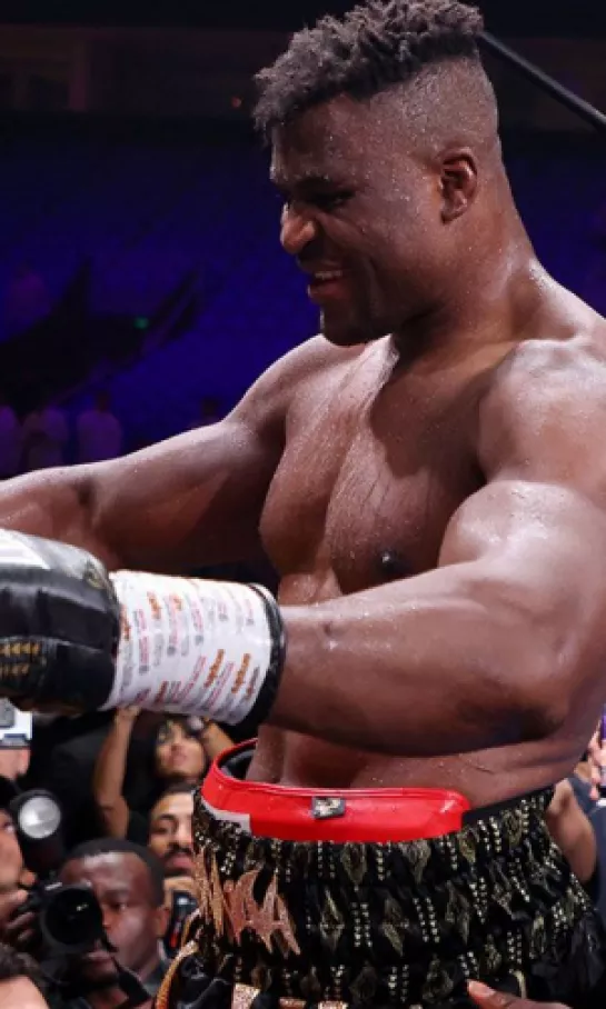 Francis Ngannou puede volver a pelear en el mundo del boxeo