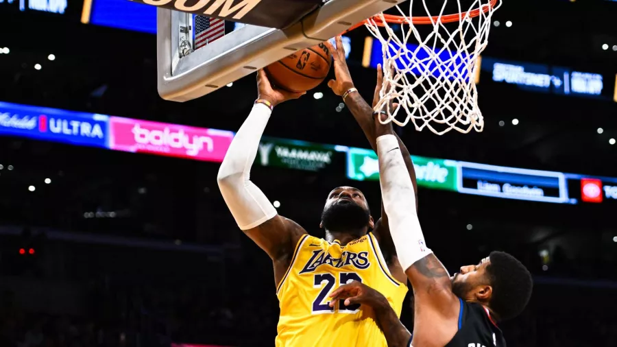 LeBron James colaboró para romper una racha de 11 derrotas de los Lakers ante los Clippers