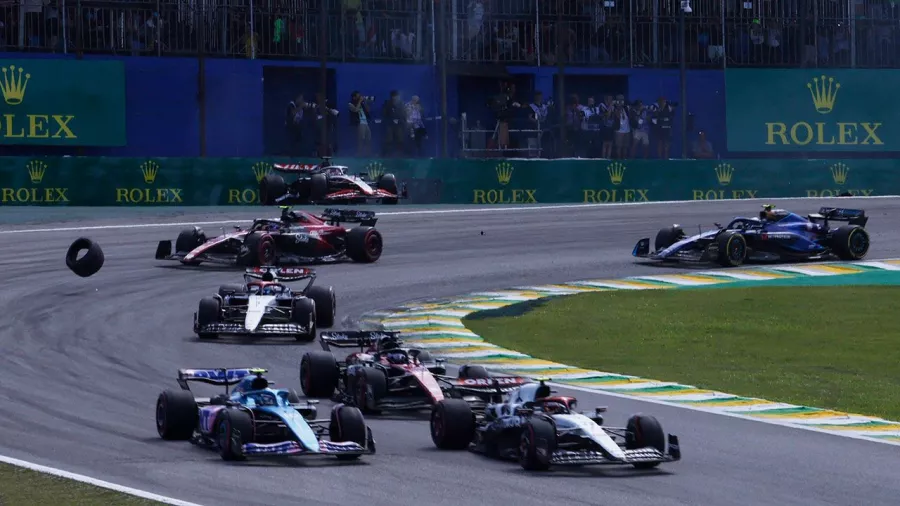 Accidentado inicio en el GP de Brasil
