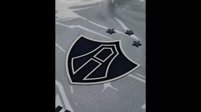 Solo gris y negro en la nueva camiseta del Atlas.