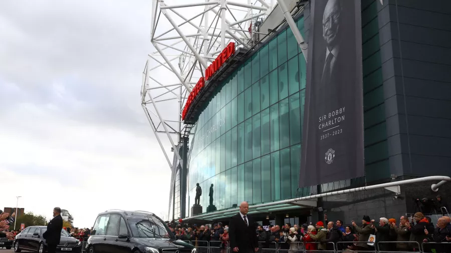 El mítico Old Trafford le rindió tributo a Sir Bobby Charlton