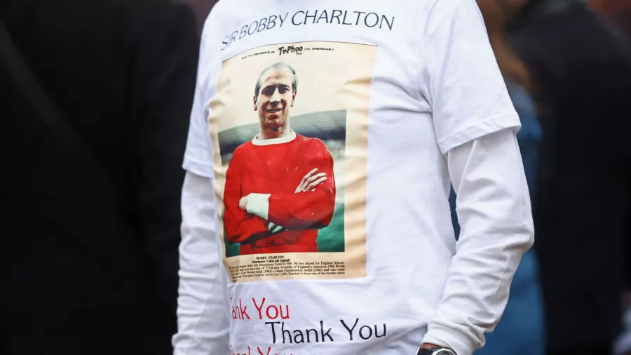 Manchester le dio el último adiós al ídolo Sir Bobby Charlton