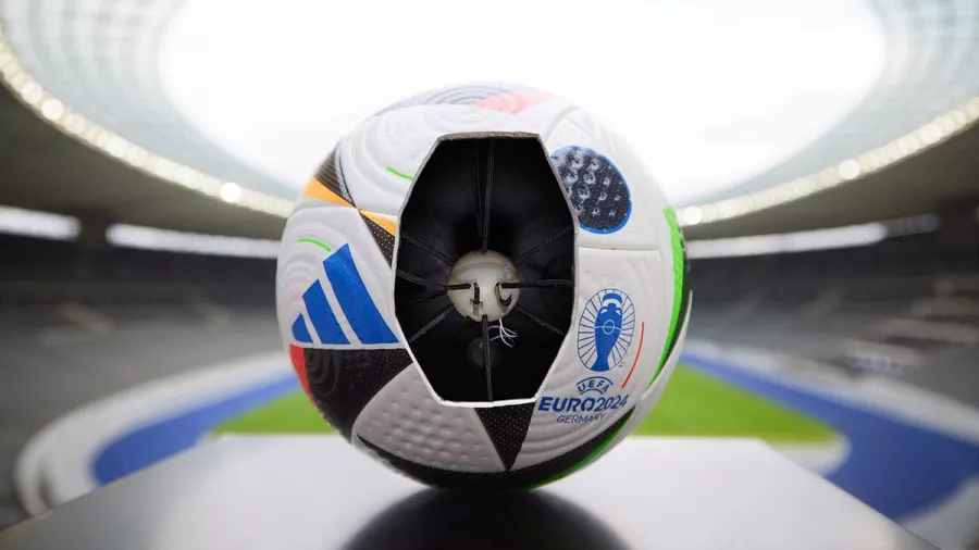 Incluye la tecnología Adidas Connected Ball, que permite a los árbitros tomar decisiones precisas con mayor rapidez.