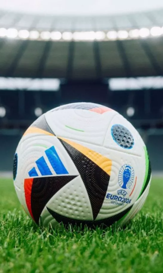 La Eurocopa se disputará con un moderno balón llamado 'Fussballiebe'