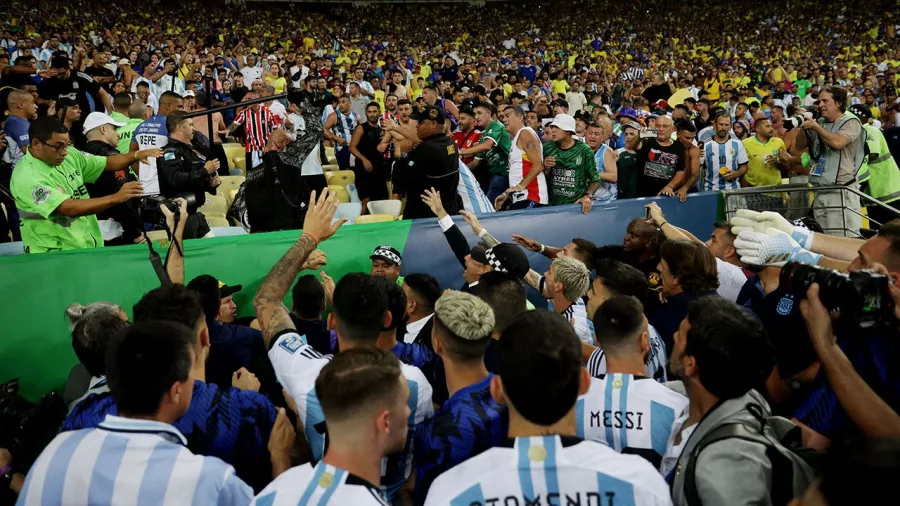 Los futbolistas argentinos intentaron detener la violencia entre fans argentinos y la policía brasileña.