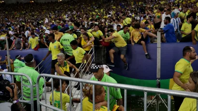 Aficionados brasileños invadieron la cancha, temiendo por su seguridad.