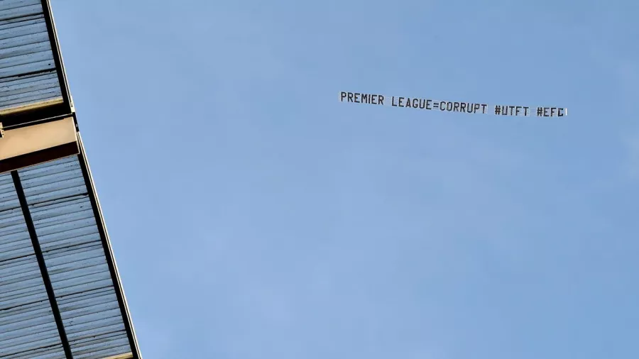 Una avioneta desplegó un mensaje en contra de la Premier League