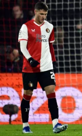 Molestia en el Feyenoord: "Santiago Giménez necesita mejorar y crecer"