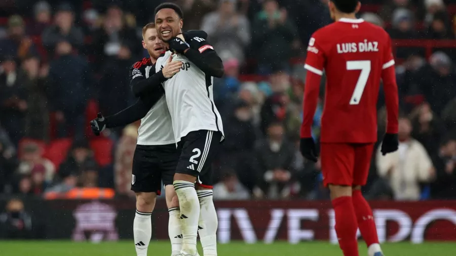 Liverpool remontó a Fulham y metió presión en la Premier League