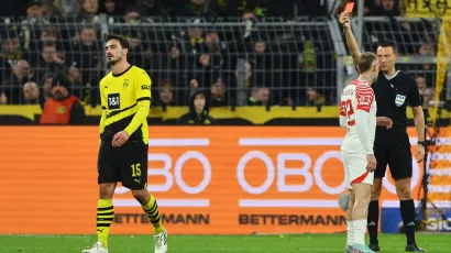 Dortmund se quedó con 10 hombres tras la expulsión de Mats Hummels a los 15 minutos
