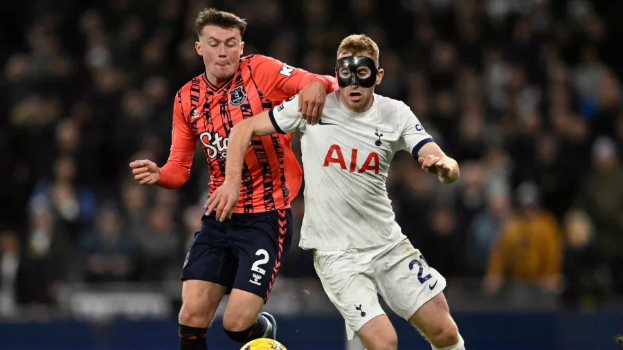 Kulusevski volvió a jugar con una máscara pues presenta una fractura en la nariz desde el duelo ante West Ham, disputado el 7 de diciembre.
