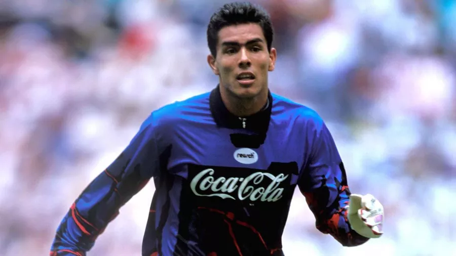 Oswaldo Sánchez | El canterano del Atlas pasó de América a Chivas en 1999. Se volvió una leyenda.