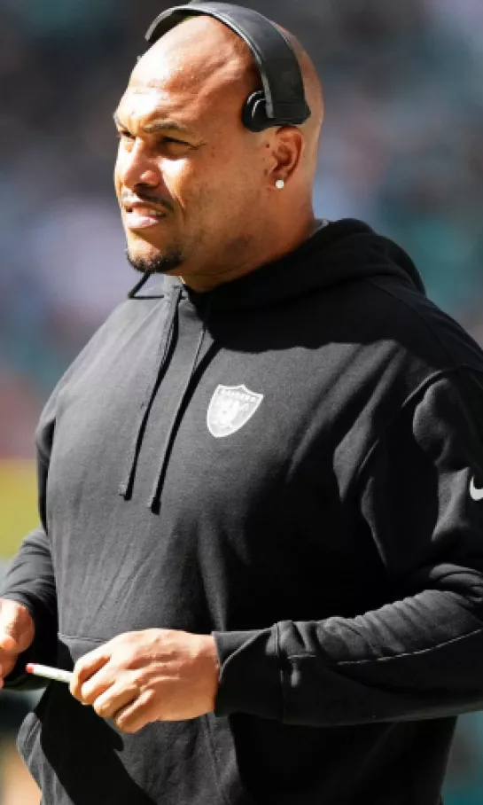 Antonio Pierce se queda, seguirá como head coach de los Raiders