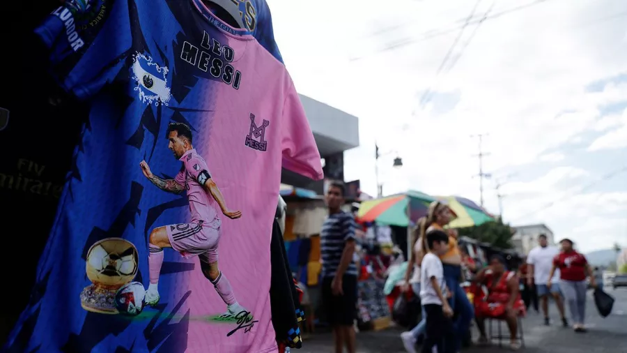 Extrañas camisetas, mitad El Salvado, mitad Messi, se venden a las afueras del estadio.
