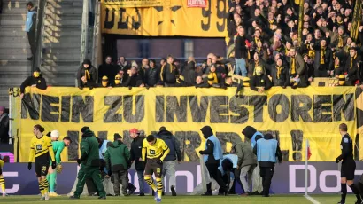 Los futbolistas de Dortmund, entre ellos Jadon Sancho, ayudaron a la recolección de las monedas de chocolate bañadas en 'Oro'
