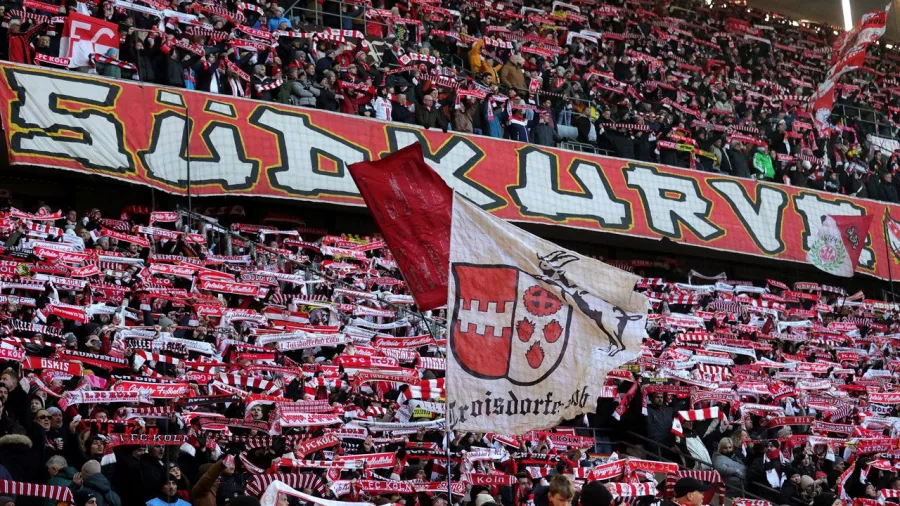 La afición de Köln participó en la protesta que se replicó en el duelo entre Freiburg y Hoffenheim