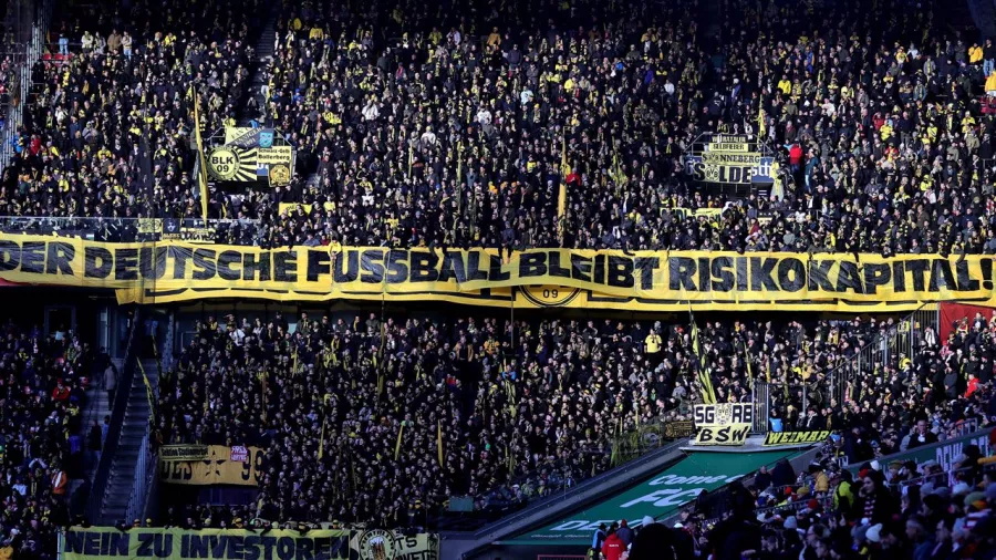 "El fútbol alemán sigue siendo capital de riesgo", señalaba una de las pancartas más grandes desplegadas por la afición de Dortmund