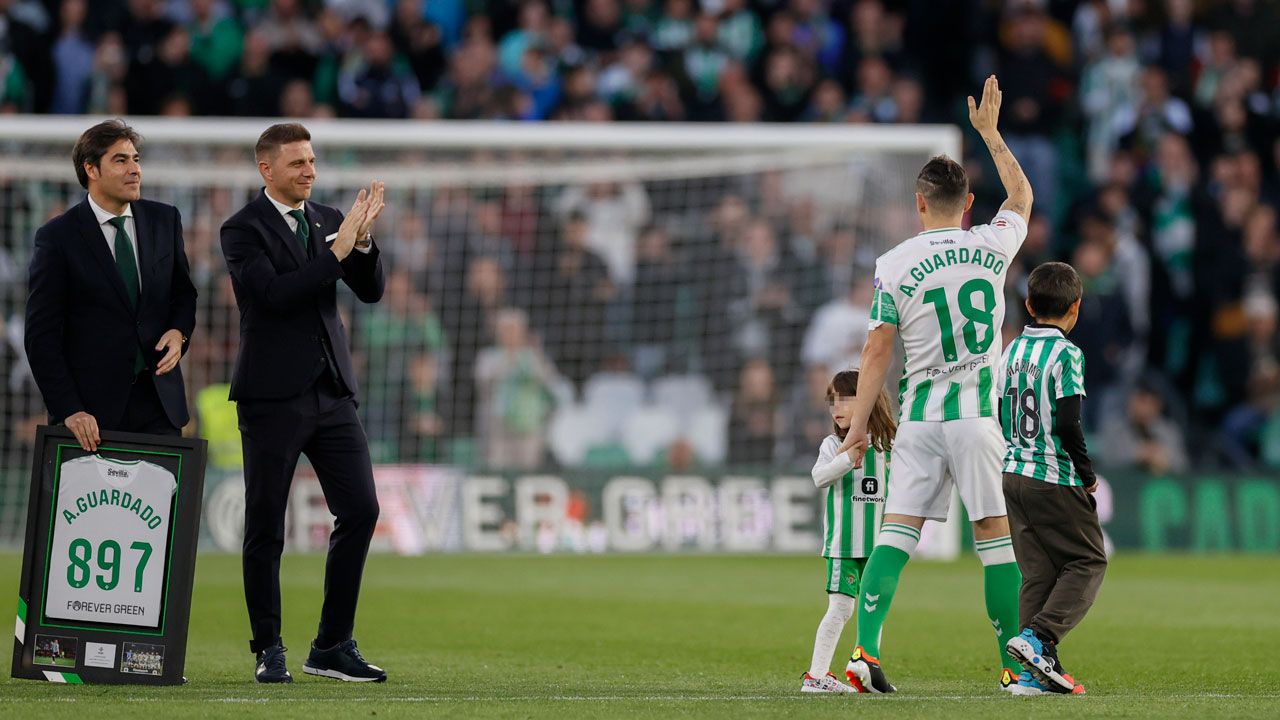 Emotivo Homenaje De Betis Para Andrés Guardado En Su último Partido