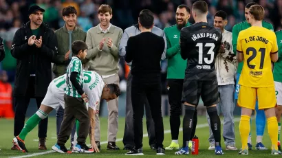 Los futbolista de Betis y Barcelona le hicieron un pasillo de honor al mexicano antes de comenzar el partido