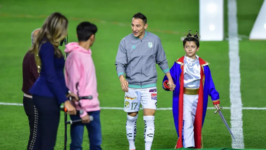 El mexicanio llegó al escenario que se montó en la cancha del Estadio León acompañado de un niño que vestía el traje del personaje del cuento 'El Principito'.