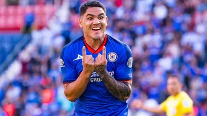 Cruz Azul no podía fallar contra 10 jugadores del Mazatlán