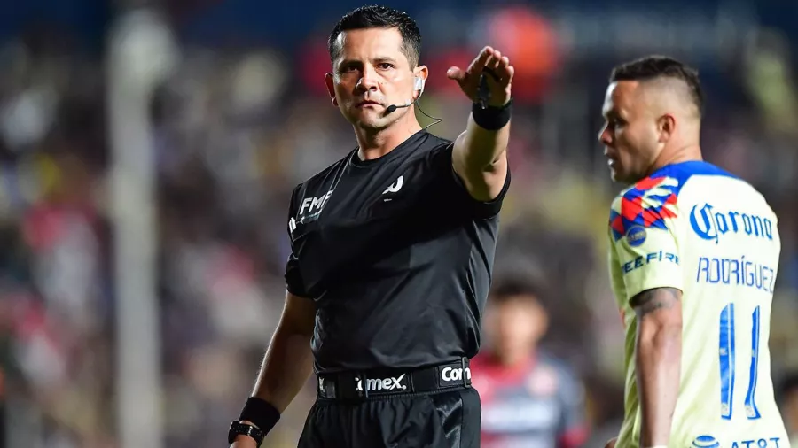 El árbitro Diego Montaño mostró dos rojas en el primer tiempo entre Necaxa y América tras consultar el VAR.