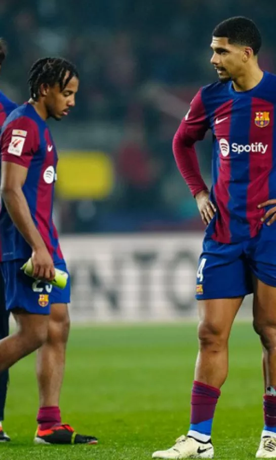 Jugadores del Barcelona cierran filas tras la hecatombe