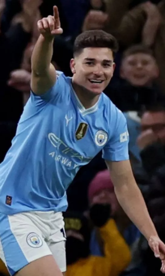 Julián Álvarez brilla en la victoria del Manchester City