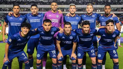 Cruz Azul estrenó su tercer jersey para el Clausura 2024, azul igual que los otros, pero de un tono mucho más oscuro.