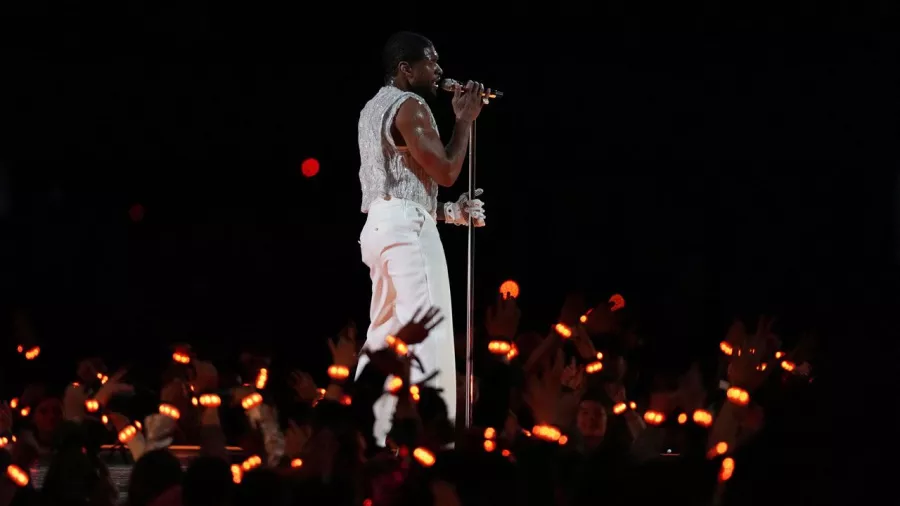 El cantante lució un guante blanco en homenaje a Michael Jackson