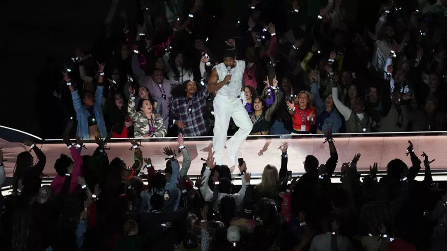Usher puso la música de fondo al Super Bowl 58