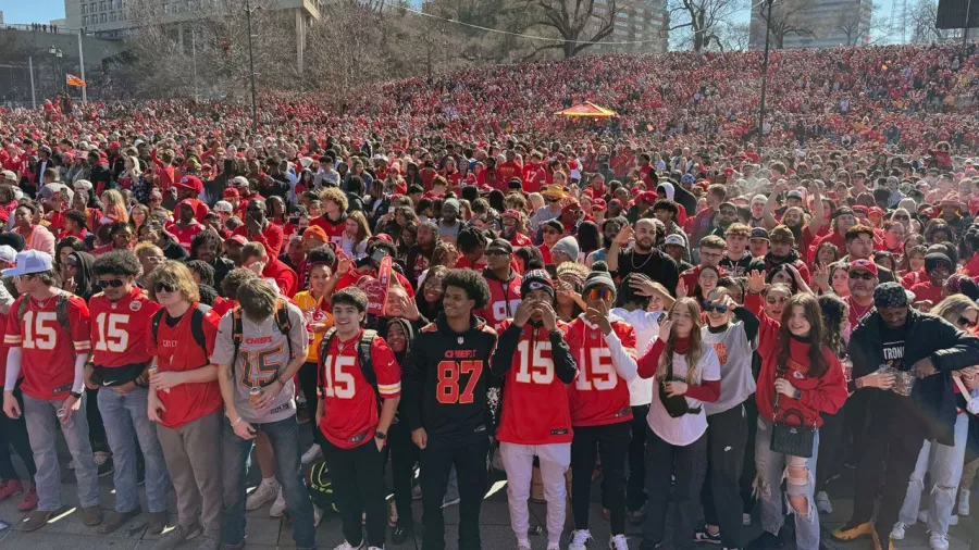 Una multitud en Kansas City celebró el bicampeonato los Chiefs 