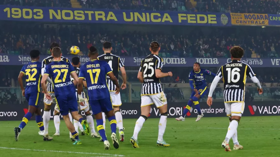 Michael Folorunsho marcó uno de los goles de la temporada en la Serie A adelantando a los locales a los 11 minutos