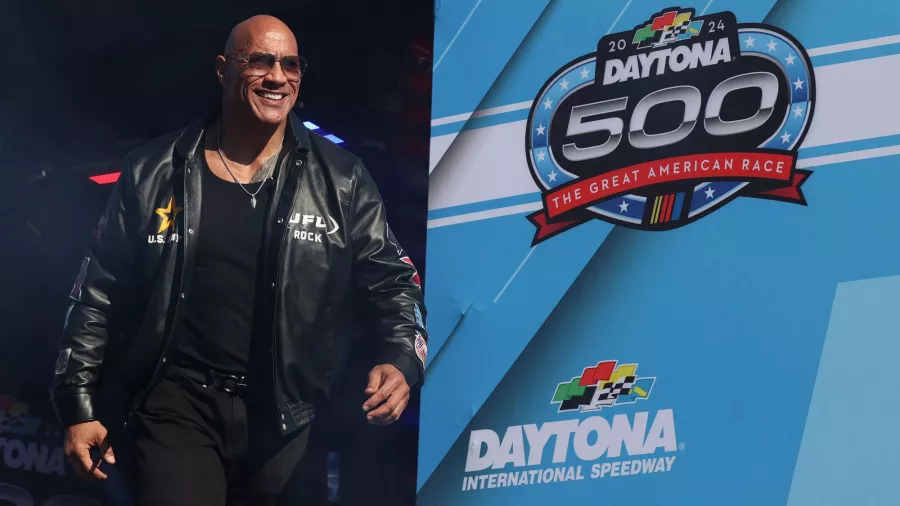 Se fue la lluvia y The Rock cantó el arranque de Daytona 500
