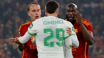 Santiago Giménez fue encarado por varios jugadores de la Roma en una jugado donde un 'romanista' quedó en el césped.
