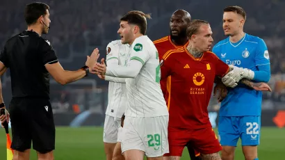 Giménez reclamaba al árbitro que el jugador de la Roma se dejó caer.