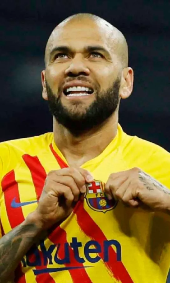 Barcelona reinstauró a Dani Alves como "jugador histórico"