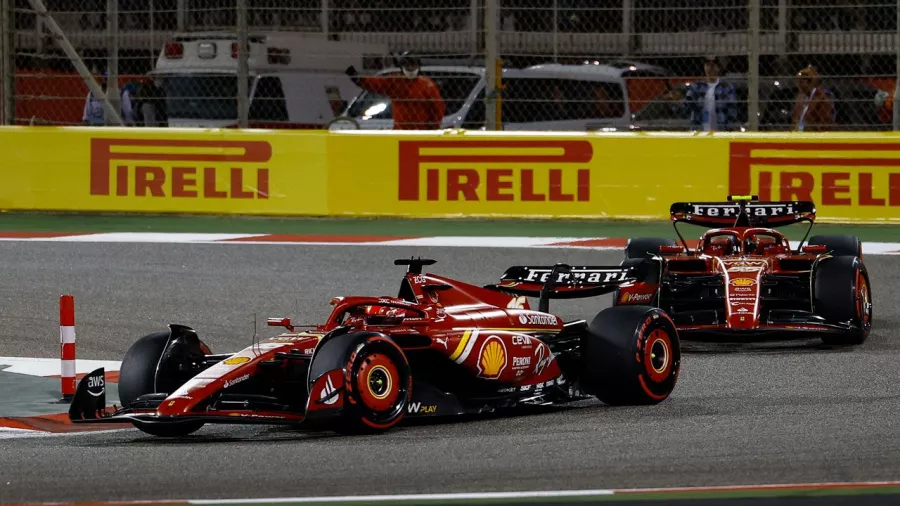 La pareja de Ferrari vivió un mano a mano que ganó Sainz