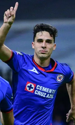 Cruz Azul aplastó a Chivas con todo y 'Chicharito' Hernández
